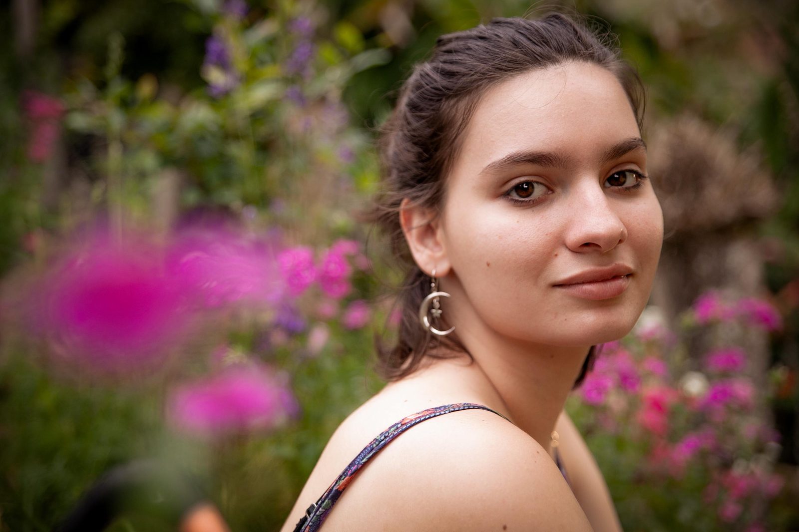 Yasmin Turchet Venturi entre flores, olhando para a câmera