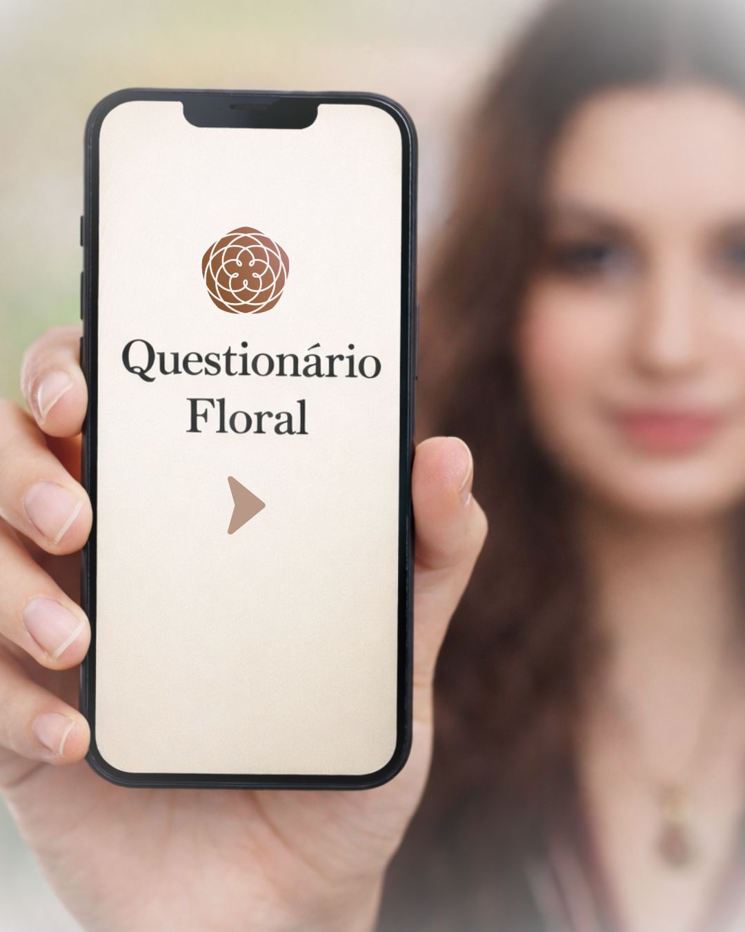 Pessoa respondendo o questionário floral no celular